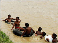 Estudantes sul-africanos cruzam o rio em bóias para ir à escola (Fotos: Gcina Ndwalane/The Mercury)