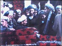 فساد اداری مشکل است؛ این یک بیماری است که توقع نداریم در یک سال و دو سال ما از آن نجات یابیم؛ ولی راههایی وجود دارد که تاثیراتش را بالای سرمایه گذاری کمتر بسازیم. آن این است که بعضی از شیوه های کاری و مراحل پیچیده آن را باید آسانتر بسازیم