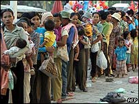 Mães cambojanas fazem fila para tratamento de dengue em hospital de Phnom Penh