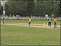 क्रिकेट खेलते खिलाड़ी