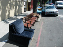 街边出售的旧家具