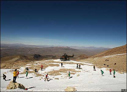 Evo Morales Samaja Dağı'nda futbol oynarken
