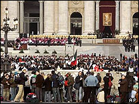 Đám đông người hành hương đến viếng Giáo hoàng John Paul II