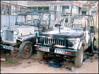 Xe ô tô bị phiến quân đốt cháy ngày 16/2/2008