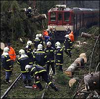 Árvores derrubadas pelos ventos interromperam linha de trem na República Checa