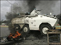 Missão brasileira passa nas proximidades de um bloqueio na capital do Haiti