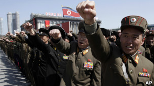 朝鮮軍人在平壤金日成廣場的一場反美示威上高舉拳頭喊口號（29/3/2013）