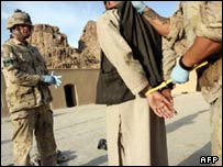 سربازان کانادايی هنگام دستگيری مظنون طالبان