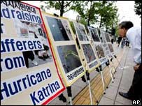 Sul-coreano observa cartaz pedindo ajuda às vítimas do Katrina em rua de Seoul.