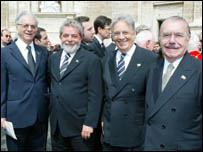 O presidente Lula atendendo ao funeral do papa ao lado dos ex-presidentes José Sarney, Itamar Franco e Fernando Henrique Cardoso