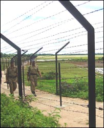 सीमा पर बाड़