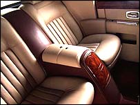 Một mẫu xe Rolls Royce trưng bày tại hội chợ