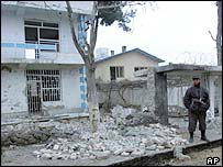 Prédio da ONU atacado em dezembro de 2003, em Cabul