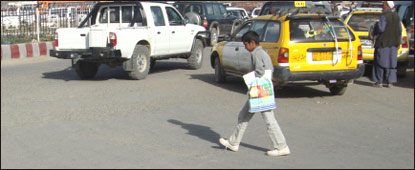 يو ماشوم د سړک څخه د تېرېدو پر مهال