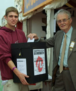 Yr Archdderwydd, Robyn Lewis, gyda Huw Lewis y tu allan i babell Cymdeithas yr Iaith 