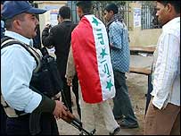 Cử tri chờ vào bỏ phiếu