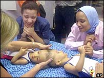 परिवारजनों के साथ बच्चे