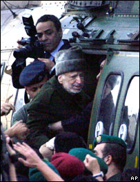 Arafat embarca em helicóptero no complexo palestino de Ramallah