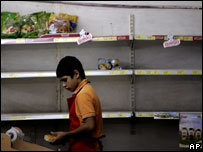 Supermercado em Buenos Aires com as prateleiras quase vazias