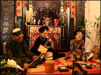 Nghệ sĩ Phạm Thị Huệ ngồi giữa cầm đàn đáy (CLB Thăng Long)