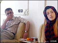 تقی رحمانی در کنار همسرش نرگس محمدی هنگام مرخصی از زندان