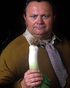 Harry Secombe o'r Goons yn dal cenhinen