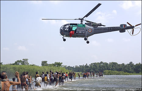 Trực thăng chở hàng cứu trợ ở Bihar hôm 7/9