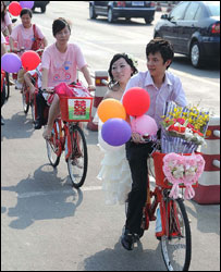 杭州公用自行车婚礼 来源 新华社