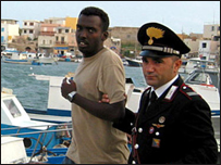 Lampedusa'da polis gözetimine alınan Somalili bir göçmen