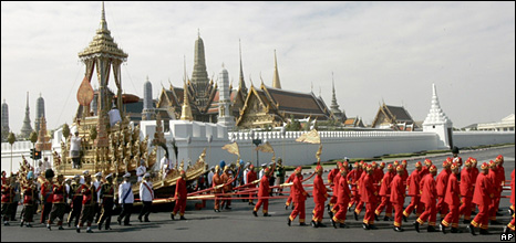 Xe kéo Royal Great Victoria chở linh cữu công chúa tại Bangkok (ngày 15 tháng 11 năm 2008)