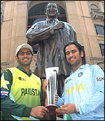 shoaib_dhoni152.jpg