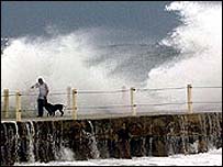 Furacão Katrina provocou ondas enormes na costa da Flórida