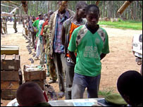 सैनिक के साथ खड़ा एक बच्चा