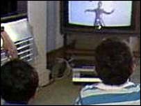 Crianças assistindo televisão