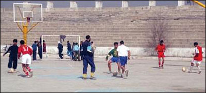 افغان فوټبالران د لوبغالي کې 