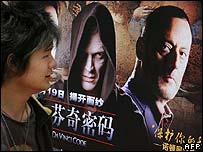 Chinesa passa por cartaz de lançamento de 'O Código Da Vinci'