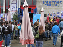 Pjesmarrësit para fillimit të debatit