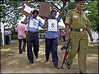 پليس و ماموران برگزاری انتخابات در سريلانکا 