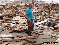 Morador observa estrago causado pelo Ike no Texas