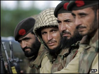 نیروهای پاکستانی در اطراف مسجد لال