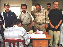 Seçmen kütüğü önünde insanlar