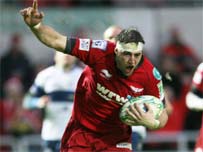 Josh Turnbull yn croesi am gais i'r Scarlets