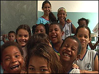 Tainá e crianças do programa de incentivo à leitura