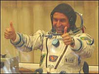 Pontes faz sinal de positivo antes de embarcar no foguete Soyuz