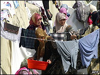 Uzbecké ženy perou prádlo v uprchlickém táboře v Kyrgyzstánu