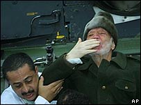 Arafat taraftarlarını selamlıyor