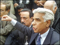 علی احمد کرد نے سڑک پر پریس کانفرنس کی