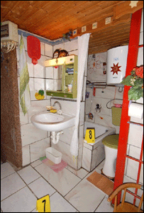 porão onde viviam quatro pessoas escondidas