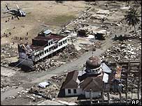 Tsunamiden etkilenen bir bölgenin havadan görünüşü