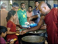 Các nhà sư phân phát thức ăn tại Galle, Sri Lanka